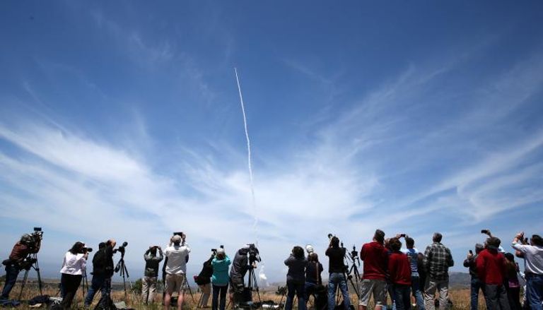 صحفيون يصورون التجربة الأمريكية لردع الصواريخ البالستية (رويترز)