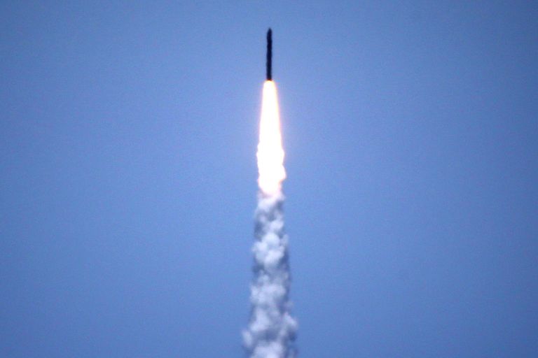 صحفيون يصورون التجربة الأمريكية لردع الصواريخ البالستية (رويترز)