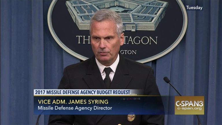 مدير وكالة الدفاع الصاروخي نائب الأميرال جيم سايرينغ صحفيون يصورون التجربة الأمريكية لردع الصواريخ البالستية (رويترز)
