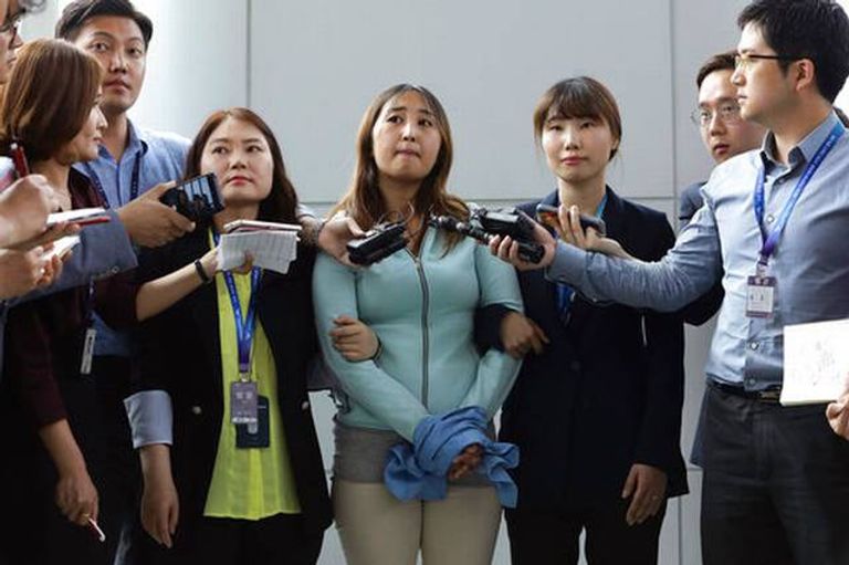 شونج يو-را مقيدة اليدين