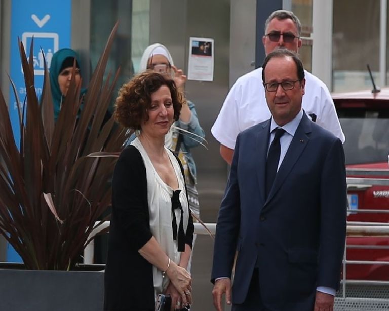 الابتسامة تعود لوجه هولاند بعد تقاعده ووفاة شقيقه