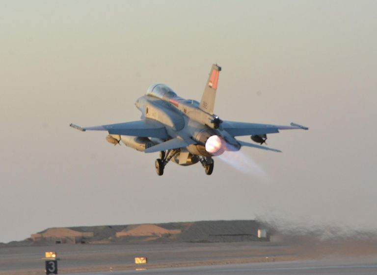 طائرة حربية مصرية في طريقها لقصف الإرهابيين بليبيا