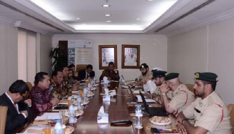 جانب من اجتماع الوفد الإندونيسي مع مسؤولي شرطة دبي  