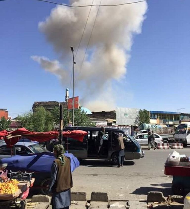 أقارب الضحايا أمام المستشفى (رويترز)