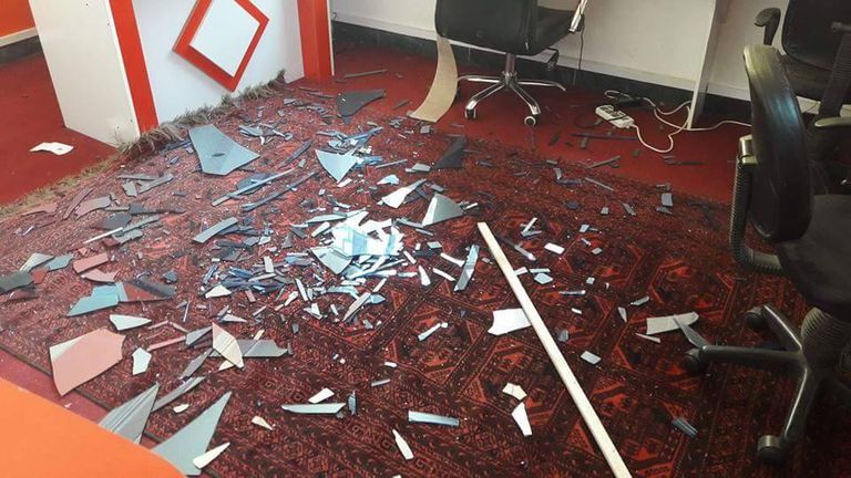 أقارب الضحايا أمام المستشفى (رويترز)