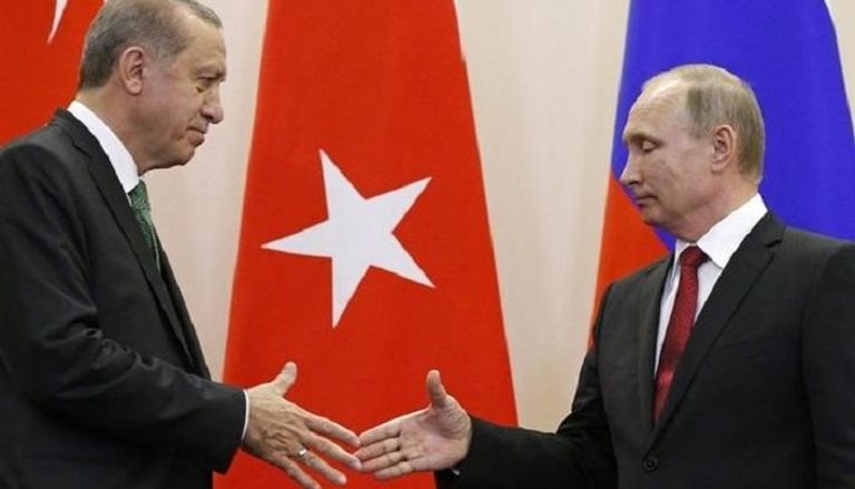 رئيس روسيا يمينا يصافح نظيره التركي