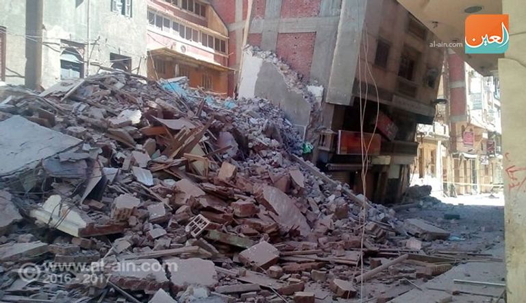 عقار يميل على آخر قبل انهياره