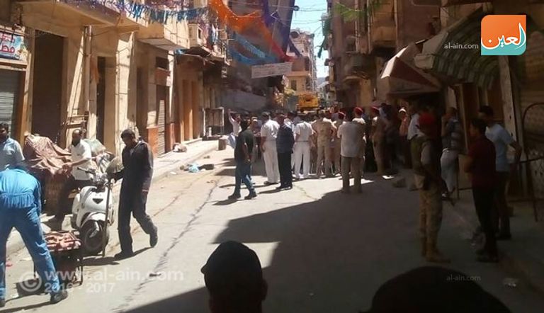 عقار يميل على آخر قبل انهياره