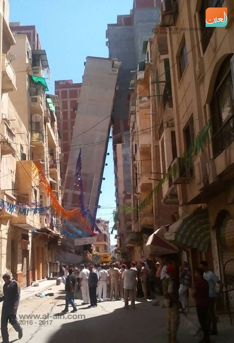 عقار يميل على آخر قبل انهياره