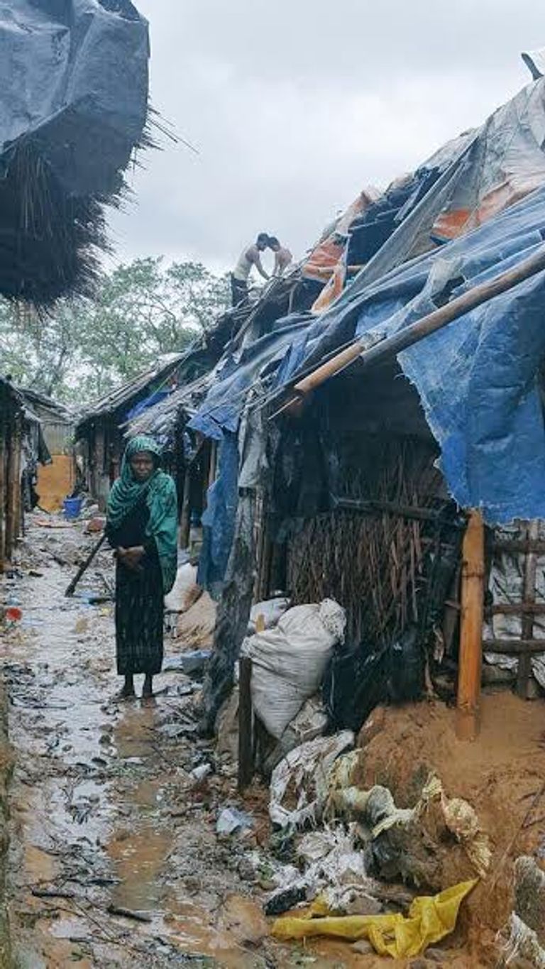 الإعصار يزيد معاناة لاجئي ميانمار في بنجلاديش