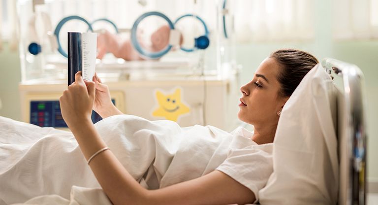 مضغ العلكة مفيد للأمهات الحديثات بعد الولادة