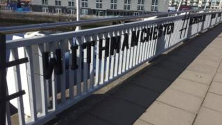 الأسماء كتبت بحروف بلاستيكية باللون الأسود وعلقت بين أسوار الجسر