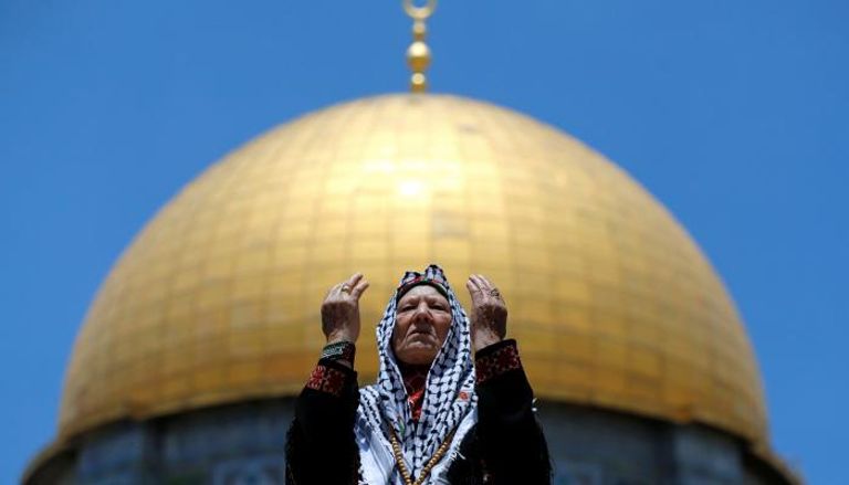 فلسطيني يتطلع إلى قبة الصخرة في مدينة القدس