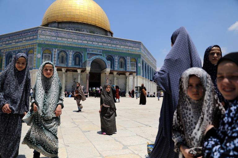 الفلسطينيون يتوافدون إلى القدس في أول جمعة في رمضان