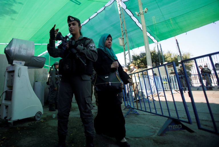 الفلسطينيون يتوافدون إلى القدس في أول جمعة في رمضان