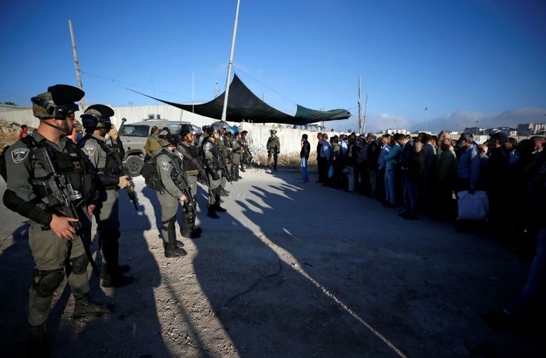 الفلسطينيون يتوافدون إلى القدس في أول جمعة في رمضان