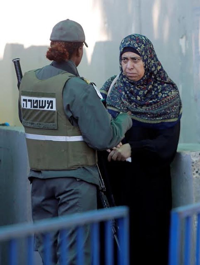 الفلسطينيون يتوافدون إلى القدس في أول جمعة في رمضان