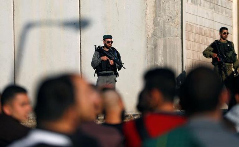 الفلسطينيون يتوافدون إلى القدس في أول جمعة في رمضان