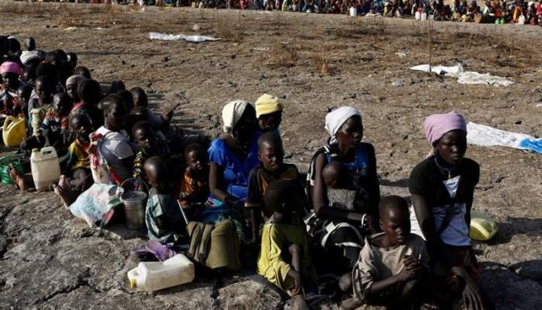 نساء وأطفال بانتظار التسجيل للحصول على معونات غذائية بجنوب السودان