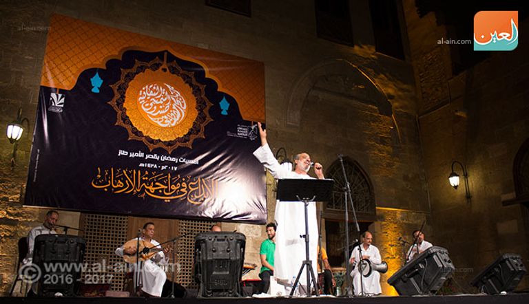 عامر التوني يشدو بالغناء الصوفي بمصاحبة فرقته