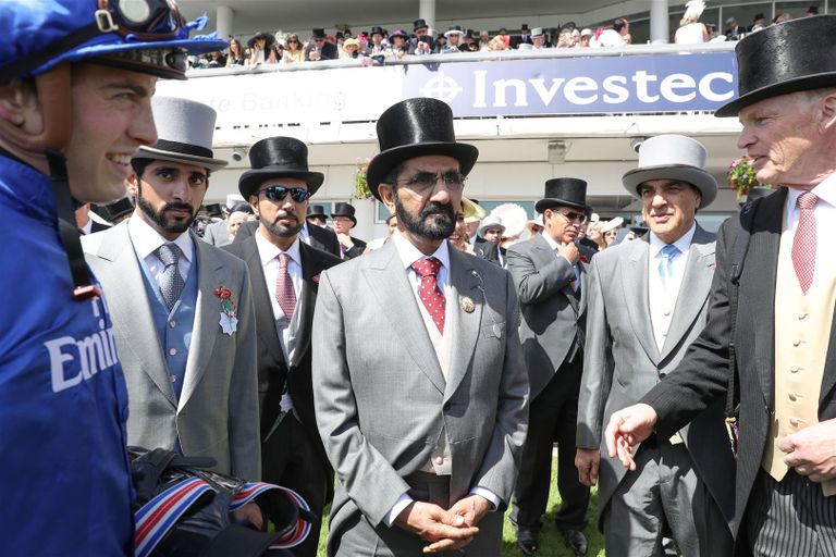 الشيخ محمد بن راشد آل مكتوم يتحدث إلى ملكة بريطانيا