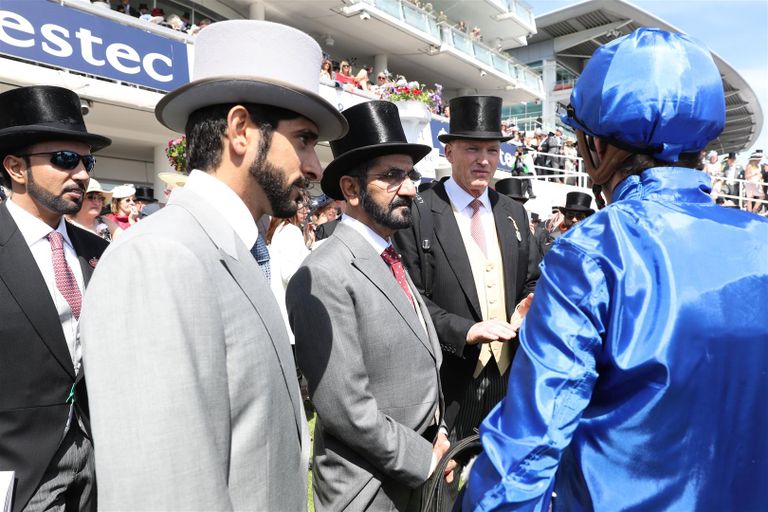 الشيخ محمد بن راشد آل مكتوم يتحدث إلى ملكة بريطانيا