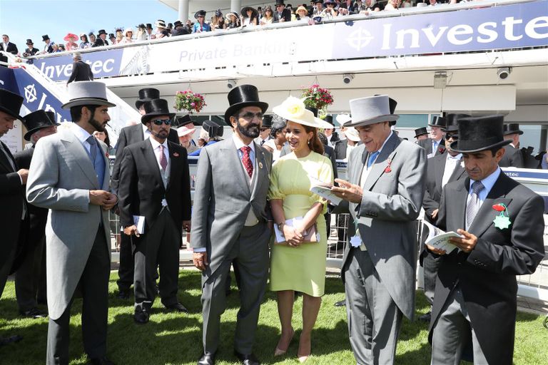 الشيخ محمد بن راشد آل مكتوم يتحدث إلى ملكة بريطانيا