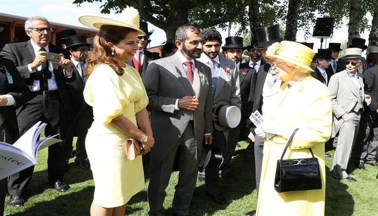 الشيخ محمد بن راشد آل مكتوم يتحدث إلى ملكة بريطانيا