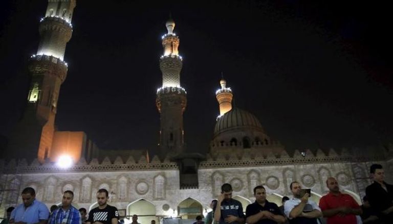 مصريون يصلون التراويح في رمضان