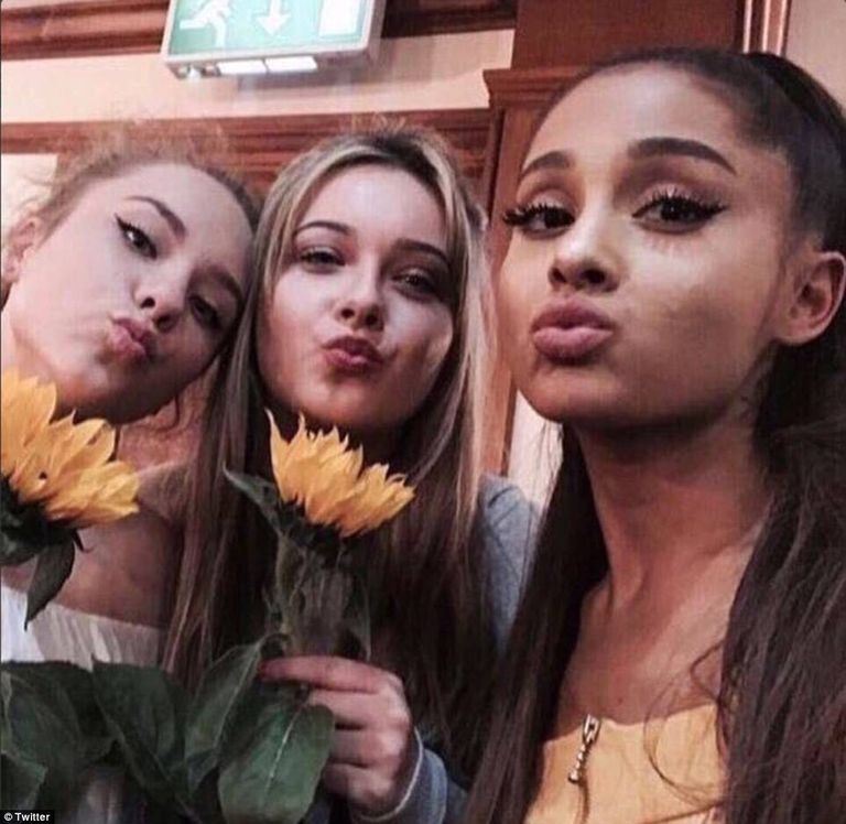 أريانا جراندي مع إحدى الفتيات بالمستشفى