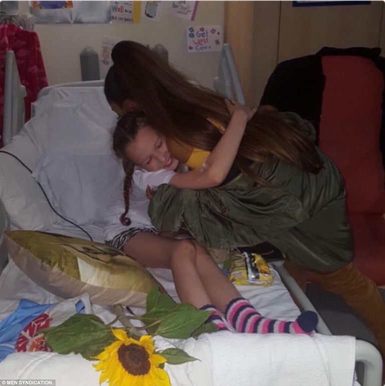 أريانا جراندي مع إحدى الفتيات بالمستشفى