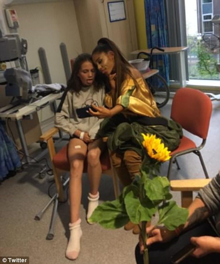 أريانا جراندي مع إحدى الفتيات بالمستشفى