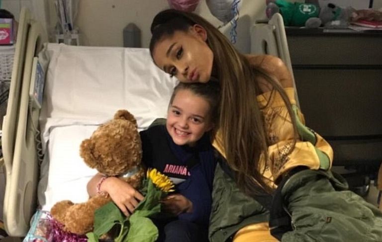 أريانا جراندي مع إحدى الفتيات بالمستشفى