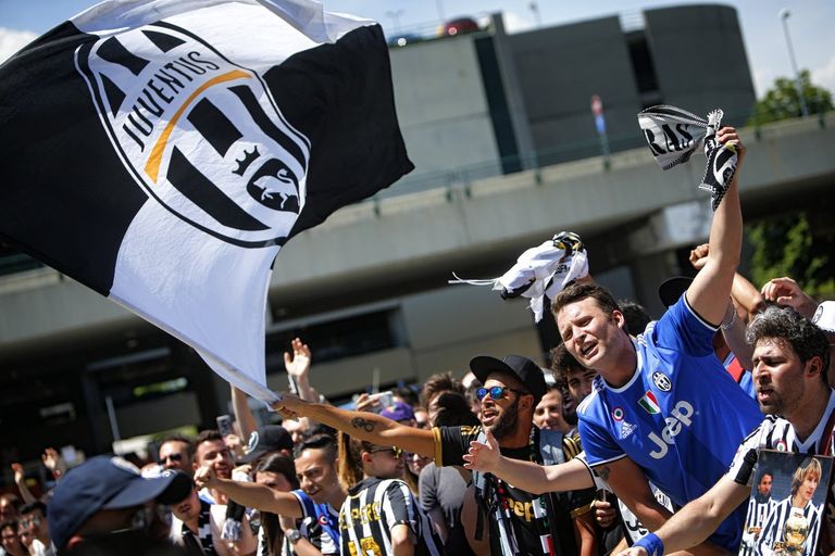 بوفون يحيي الجماهير