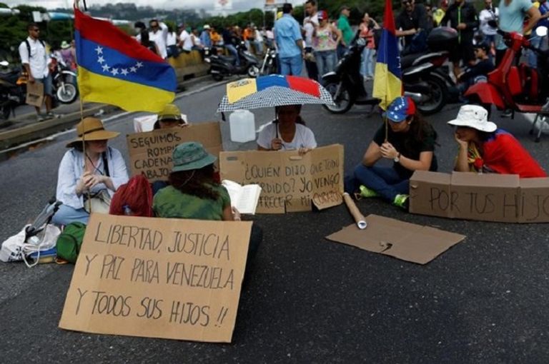 متظاهرون ضد الرئيس الفنزويلي