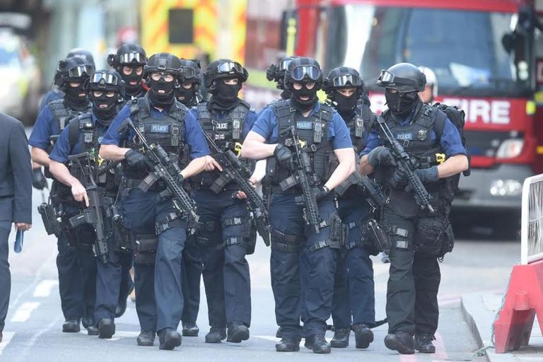 تيريزا ماي خلال المؤتمر الصحفي (رويترز)