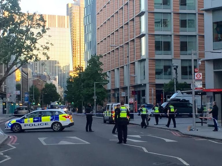 تيريزا ماي خلال المؤتمر الصحفي (رويترز)