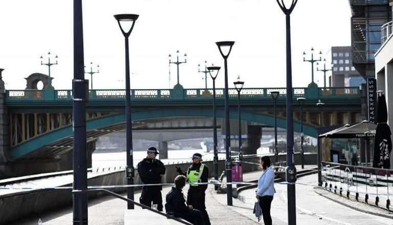 الشرطة البريطانية تغلق جسر لندن (رويترز)