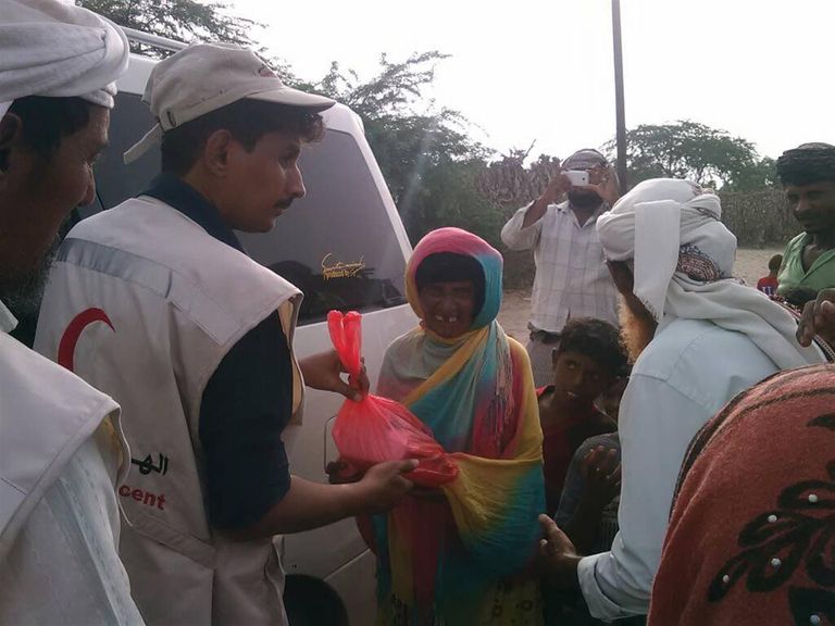الهلال الأحمر الإماراتي يواصل تنفيذ برنامجه الرمضاني في أبين اليمنية