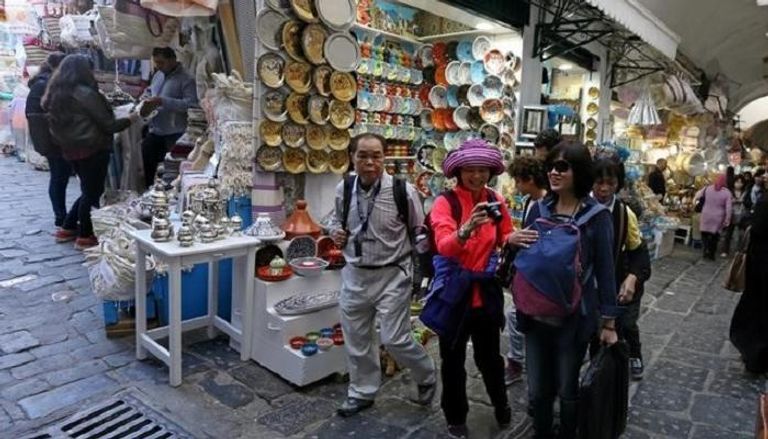 سياح من فيتنام بسوق المدينة العتيقة في تونس