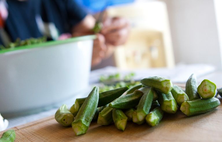 طاجن البامية بالفلفل والكزبرة