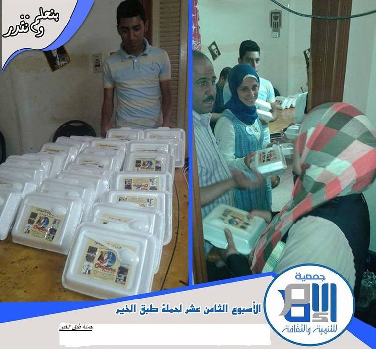 مساهمين بالمبادرة يغلفون الطعام
