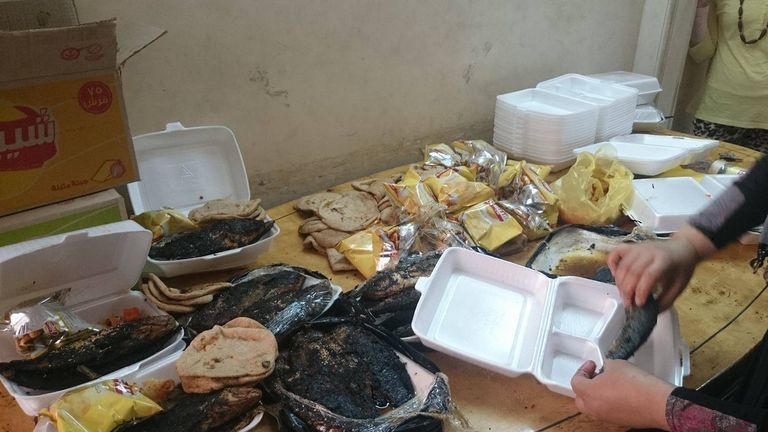 مساهمين بالمبادرة يغلفون الطعام