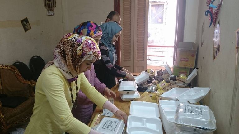 مساهمين بالمبادرة يغلفون الطعام