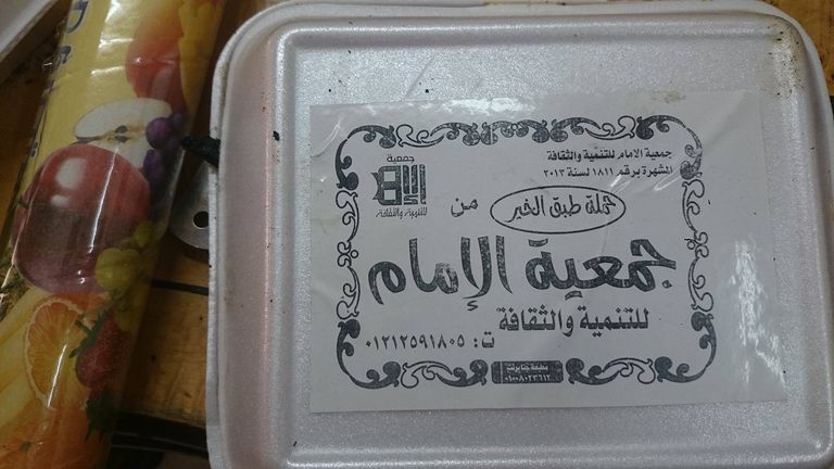 مساهمين بالمبادرة يغلفون الطعام