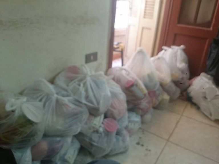 مساهمين بالمبادرة يغلفون الطعام