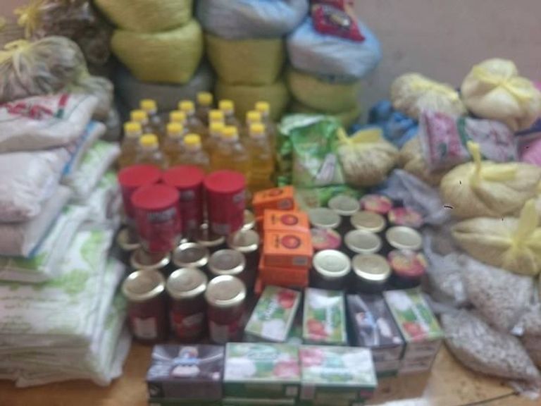 مساهمين بالمبادرة يغلفون الطعام