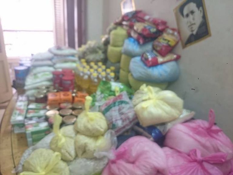 مساهمين بالمبادرة يغلفون الطعام