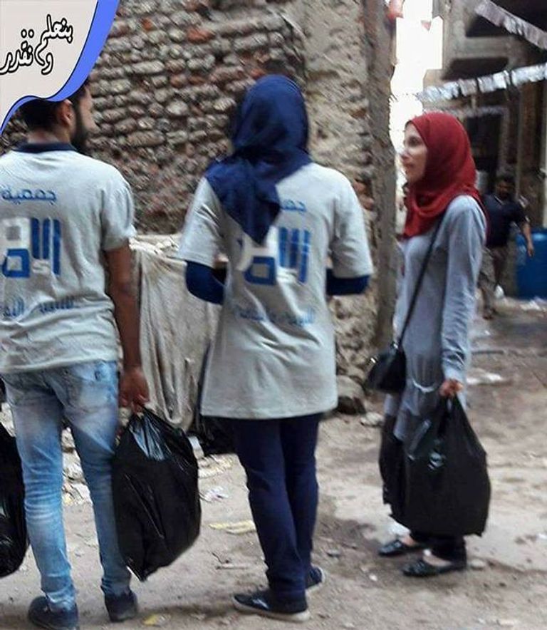 مساهمين بالمبادرة يغلفون الطعام