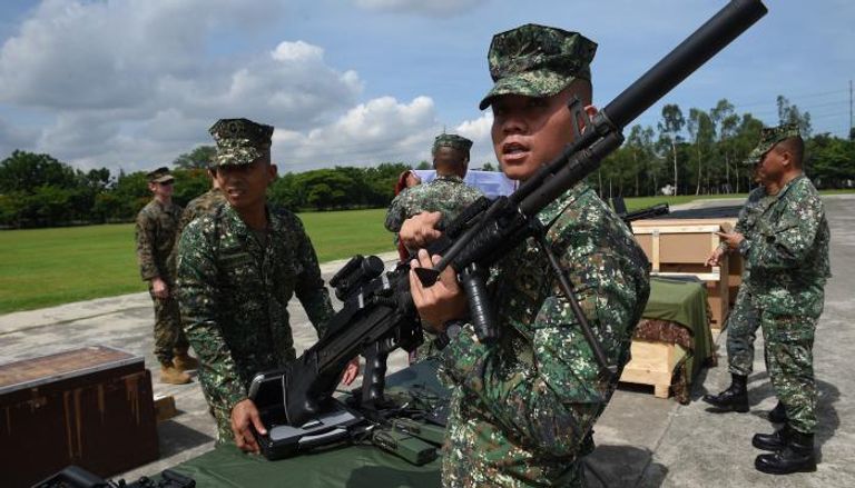 الجيش الفلبينى يتسلم شحنة أسلحة أمريكية جديدة - أ. ف. ب